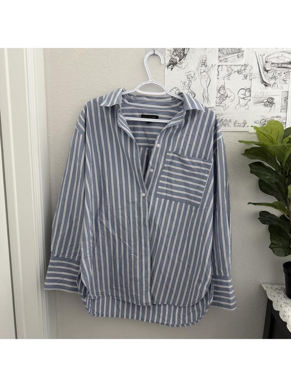 Banana Republic 100% cotton button-up long sleeve collared shirt